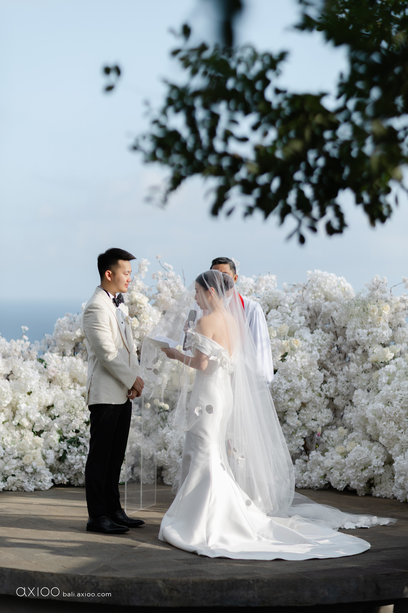 Axioo: A Study in Softness: A Wonderland Uluwatu Wedding in Bali